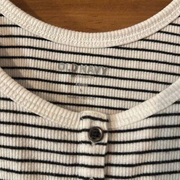 Old navy maternity tank top size large - Picture 2 of 3